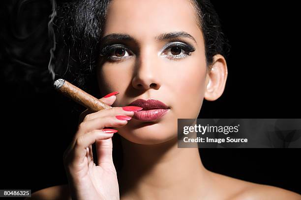 mujer para fumadores de un habano - beautiful women smoking cigars fotografías e imágenes de stock