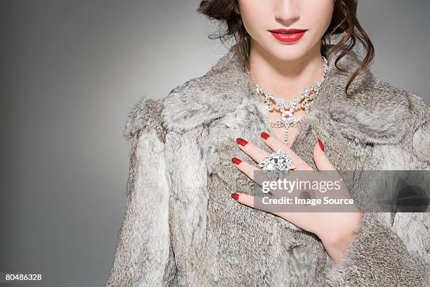 woman wearing diamantes y abrigo de piel - mujer peluda fotografías e imágenes de stock