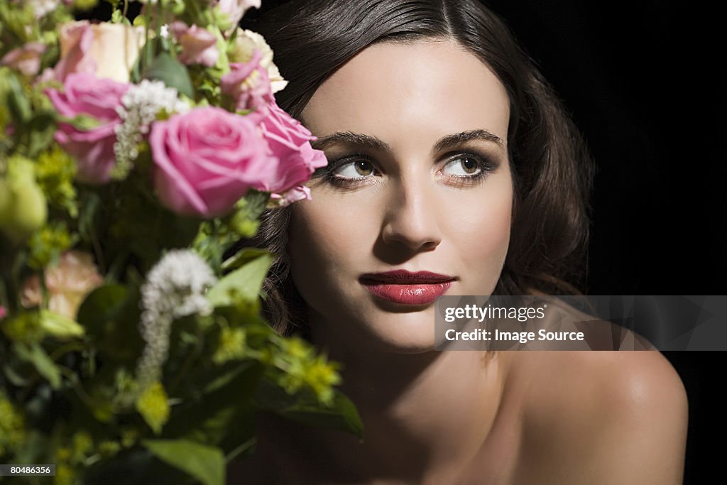 女性の後ろに花束