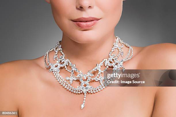donna con una collana di diamanti - diamond necklace foto e immagini stock