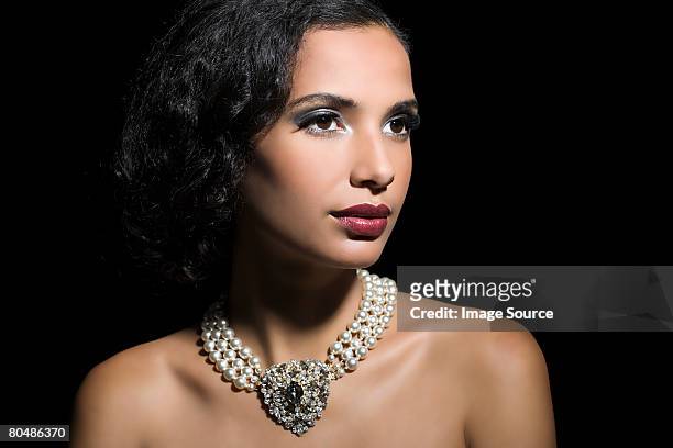 woman wearing a pearl necklace - y necklace fotografías e imágenes de stock