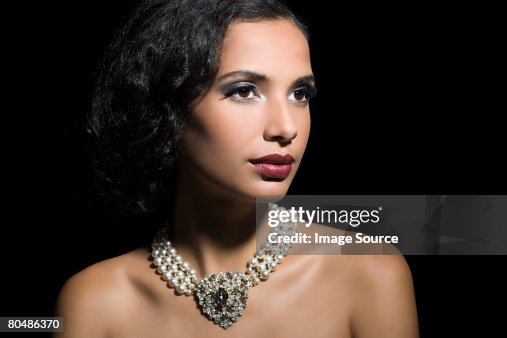 Femme portant un collier en perles Femme portant un collier en perles