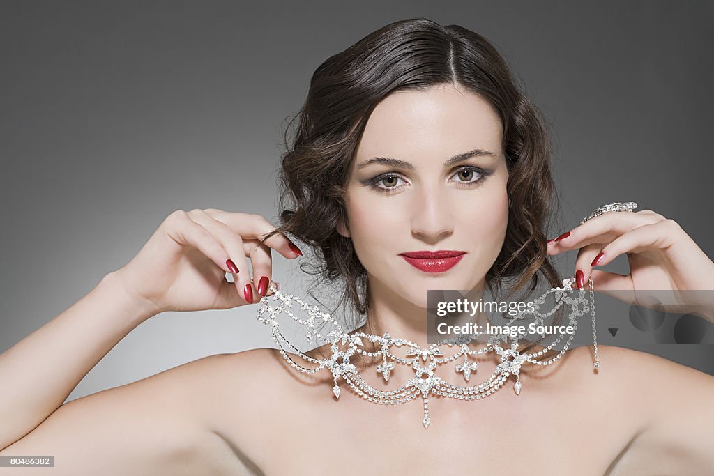 Mujer tratando de un collar de diamantes