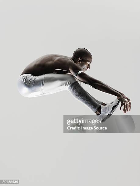 um atleta de salto em distância - mens long jump - fotografias e filmes do acervo