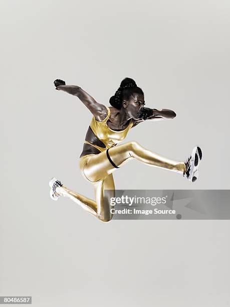 un atleta de salto - sporting position fotografías e imágenes de stock