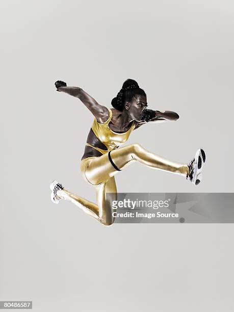 un atleta salto - posizione sportiva foto e immagini stock