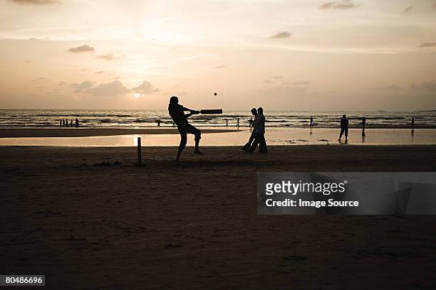 people playing cricket on mumbai beach - beach cricket stockfoto's en -beelden