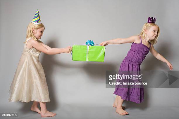 girls with birthday present - sleep stockfoto's en -beelden