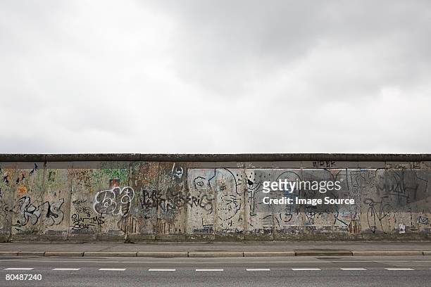 remaining stretch of the berlin wall - graffiti wall stock pictures, royalty-free photos & images