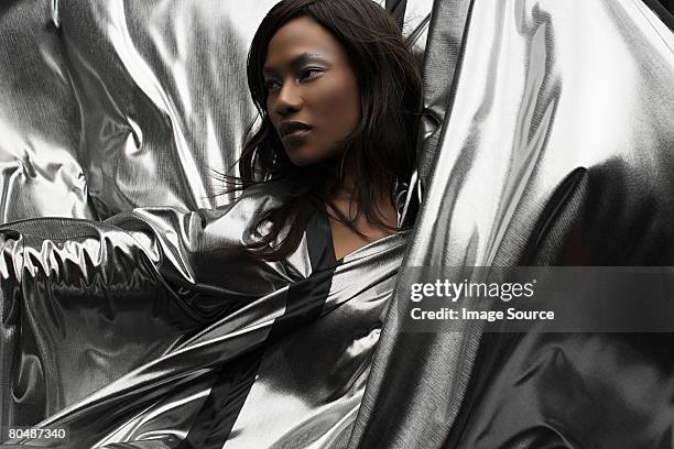 portrait of a woman wearing silver dress - zilverkleurige jurk stockfoto's en -beelden