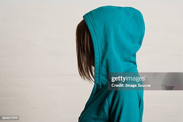donna con un cappuccio - cappuccio foto e immagini stock