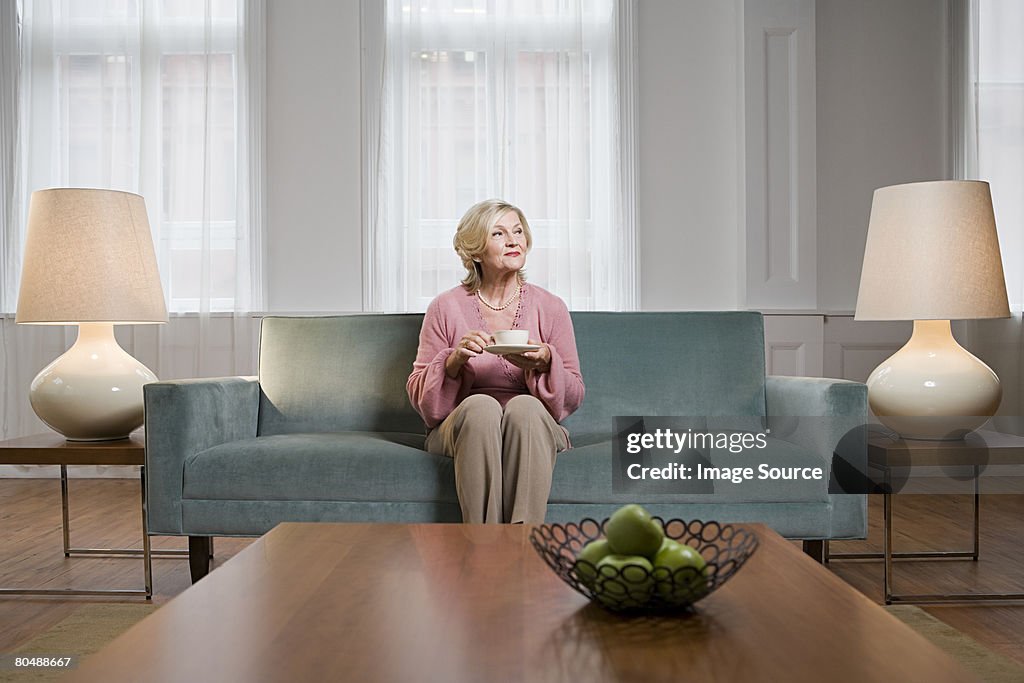 Femme dans la salle de séjour