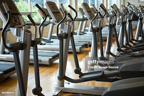treadmills em fila - equipamento para exercícios imagens e fotografias de stock