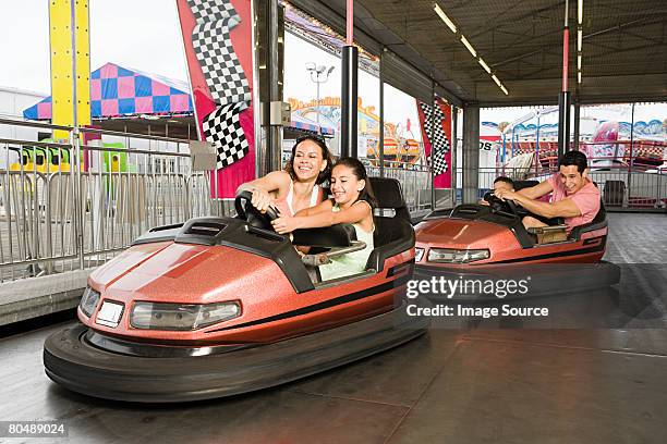 familie in bumper cars - autoscooter stock-fotos und bilder