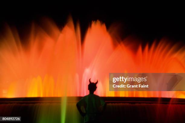 huge fountain at night. - disfraz de diablo fotografías e imágenes de stock