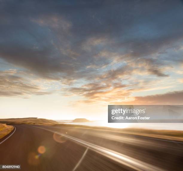 country road - céu dramático imagens e fotografias de stock