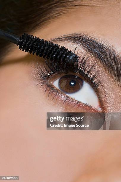 a woman applying mascara - mascaras 個照片及圖片檔