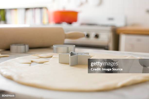 cookie dough and pastry cutters - pastry cutter stockfoto's en -beelden