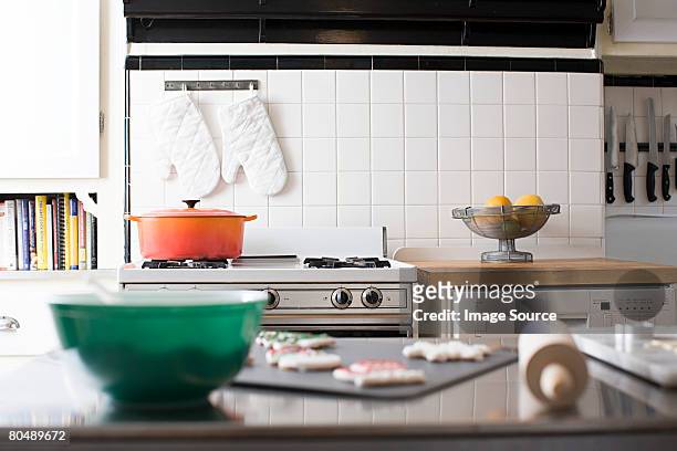 ausgestattete küche - stove top stock-fotos und bilder