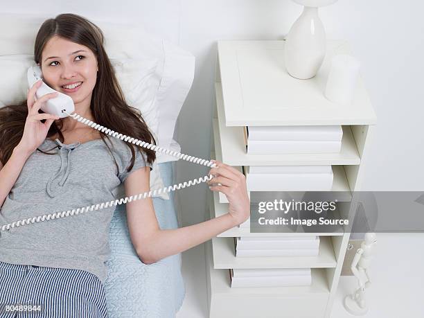 una ragazza adolescente utilizzando il telefono - landline phone home foto e immagini stock