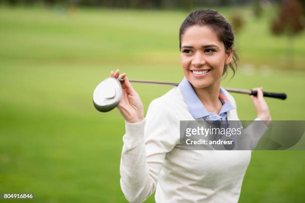 porträt einer golfspielerin - golf stock-fotos und bilder