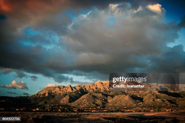 montanhas sandia ao pôr do sol - pico sandia - fotografias e filmes do acervo