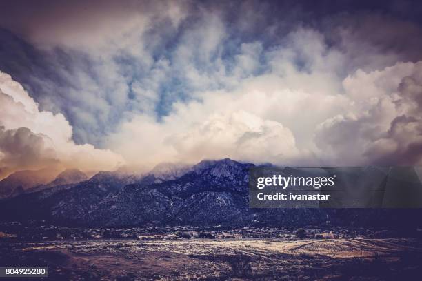 montanhas sandia ao pôr do sol - sandia mountains - fotografias e filmes do acervo