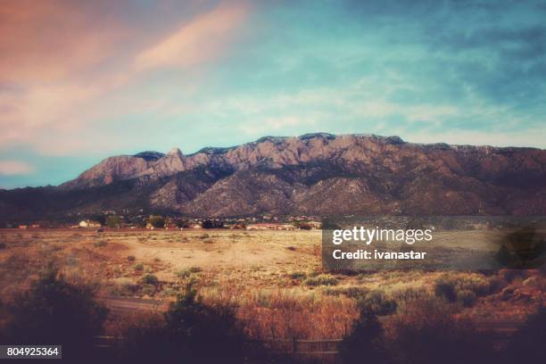 sandia bergen bij zonsondergang - sandia mountains stockfoto's en -beelden