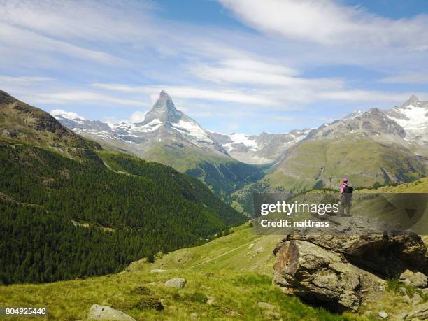 erfolg - weibliche wanderer auf einem felsen - matterhorn stock-fotos und bilder