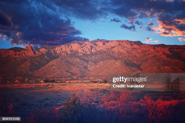 sandia berge bei sonnenuntergang - sandia mountains stock-fotos und bilder