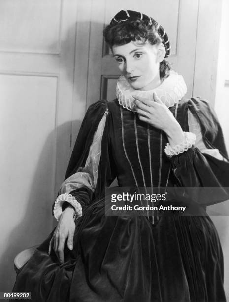 Catharine Lacey as Helena in a production of 'All's Well That Ends Well' at the Vaudeville Theatre, London, 1940.