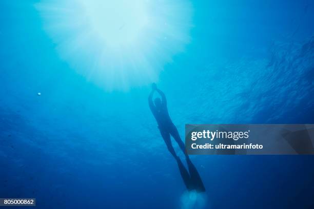 freediving apnea women snorkeling underwater diving sea adventure - free diving stock pictures, royalty-free photos & images