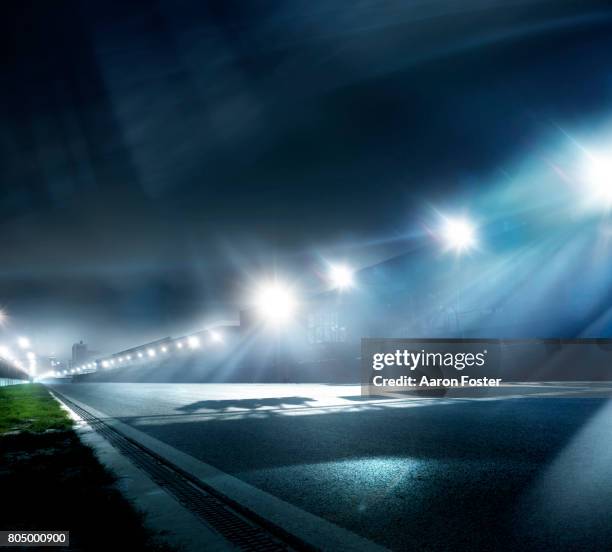 night race track straight - rennstrecke stock-fotos und bilder