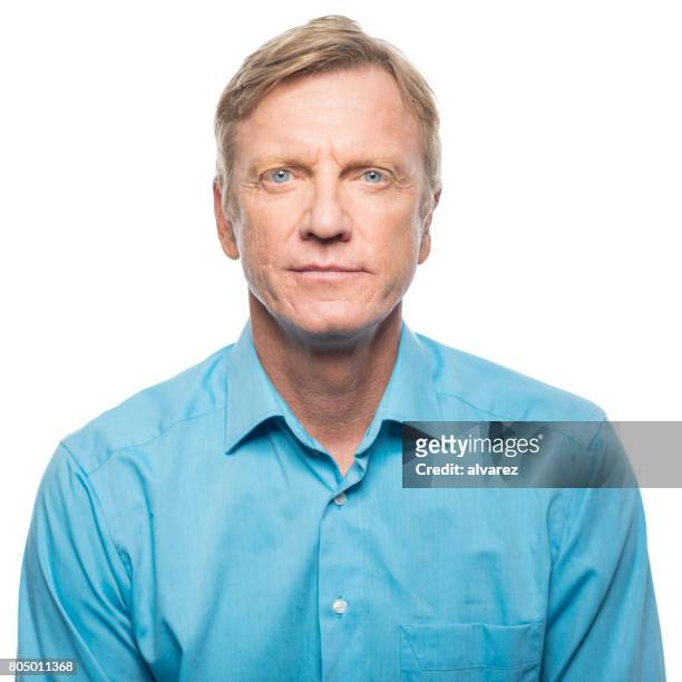 portret van ernstige medio volwassen man - blue shirt stockfoto's en -beelden