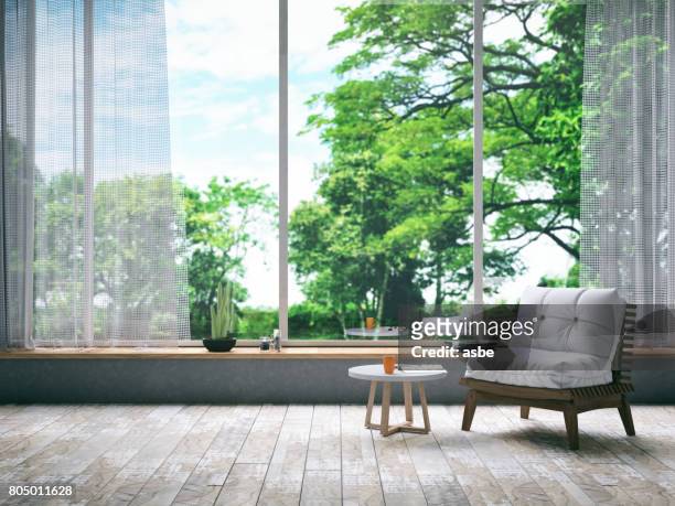 fauteuil in de woonkamer - raam stockfoto's en -beelden