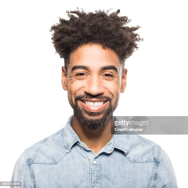 porträt von gut aussehenden jungen afrikanischen mann lächelnd - afro frisur stock-fotos und bilder