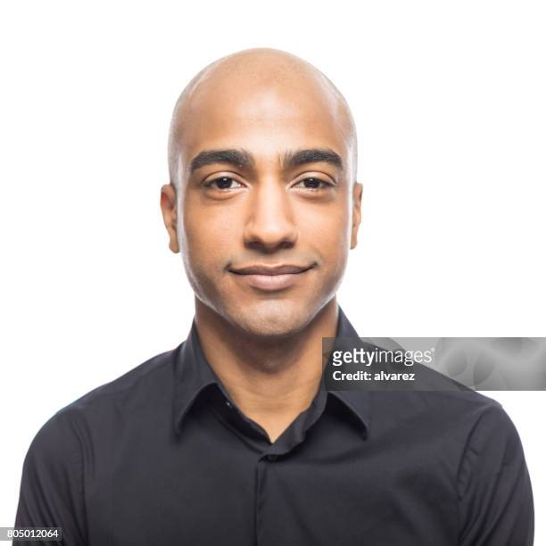 portret van volwassen spaanse man - bald man stockfoto's en -beelden