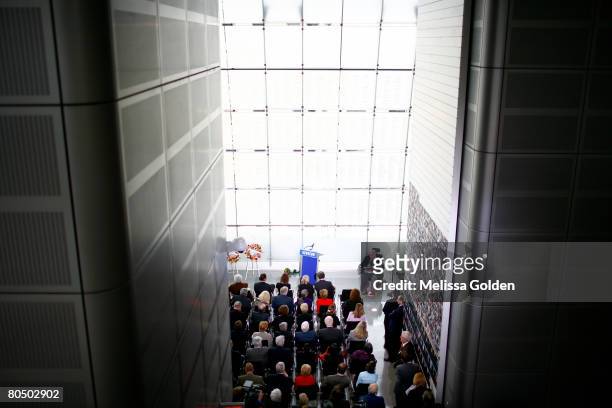 Pulitzer prize-winning photojournalist Horst Faas speaks during a ceremony at the Newseum April 3, 2008 in Washington, DC. The ceremony was held to...