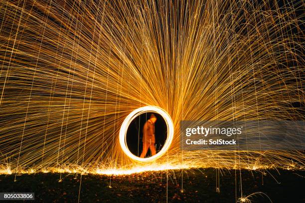 filer la laine fil - mèche colorée photos et images de collection