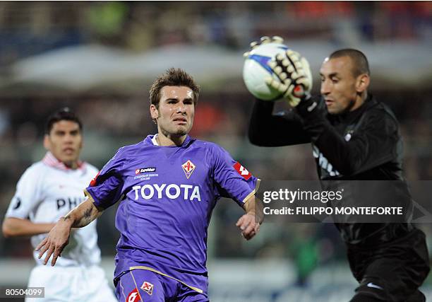 Fiorentina's Romanian forward Adrian Mutu fights for the ball with PSV Eindhoven's Brazilian goalkeeper Heurelho da Silva Gomes during UEFA Cup...