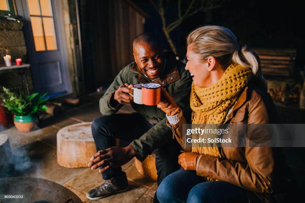 Chocolate caliente junto a la chimenea