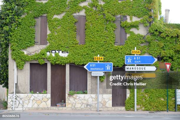 abandoned vacant hotel at vinon-sur-verdon provence - road sign board 個照片及圖片檔