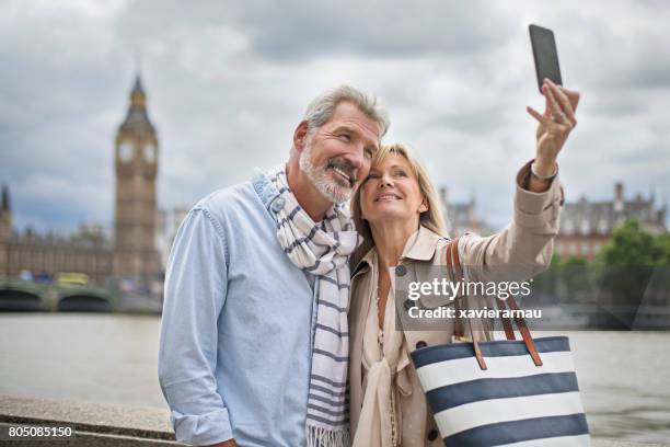 pareja tomando selfie contra big ben - big ben fotografías e imágenes de stock