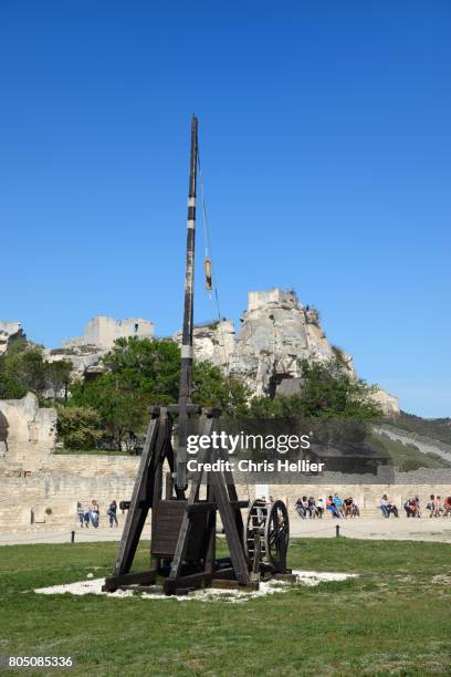 trebuchet siege engine & les baux castle in the alpilles region provence france - les alpilles stockfoto's en -beelden