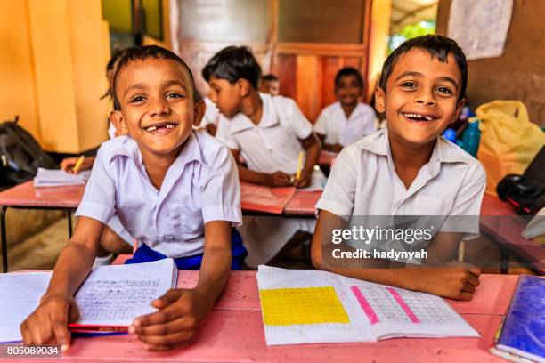 sri lankaanse schoolkinderen in de klas - india sri lanka stockfoto's en -beelden