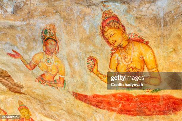 antico affresco nel tempio rupestre, sigiriya, sri lanka - sigiriya foto e immagini stock