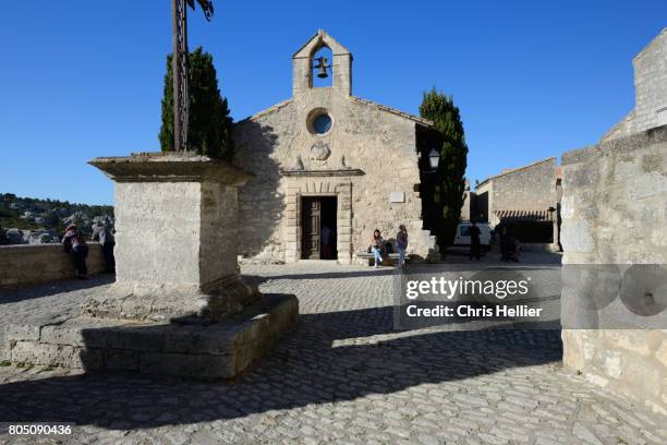 chapelle des penitents blancs, or white penitents chapel, les baux-de-provence, les alpilles, provence - les alpilles stockfoto's en -beelden