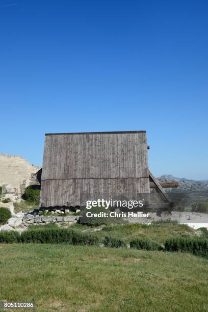 medieval battering ram or siege instrument - les alpilles stockfoto's en -beelden