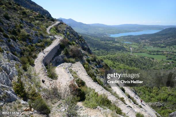 hairpin footpath or trail zigzagging up alps near moustiers-sainte-marie provence - alpes de haute provence ストックフォトと画像