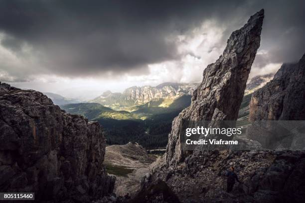 hiking in the dolomites - boulder rock fotografías e imágenes de stock